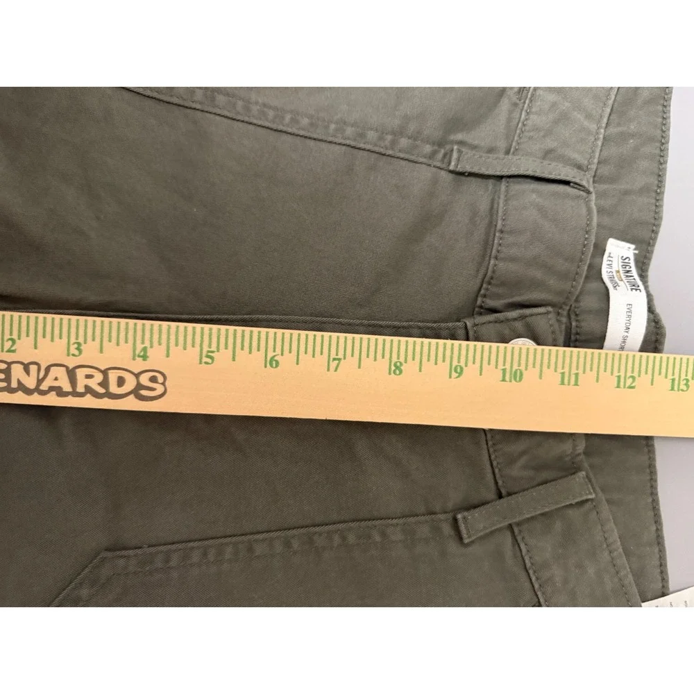 Signature Levi Strauss Womens Everyday Shorts Olive Green Twill Size 8 W29